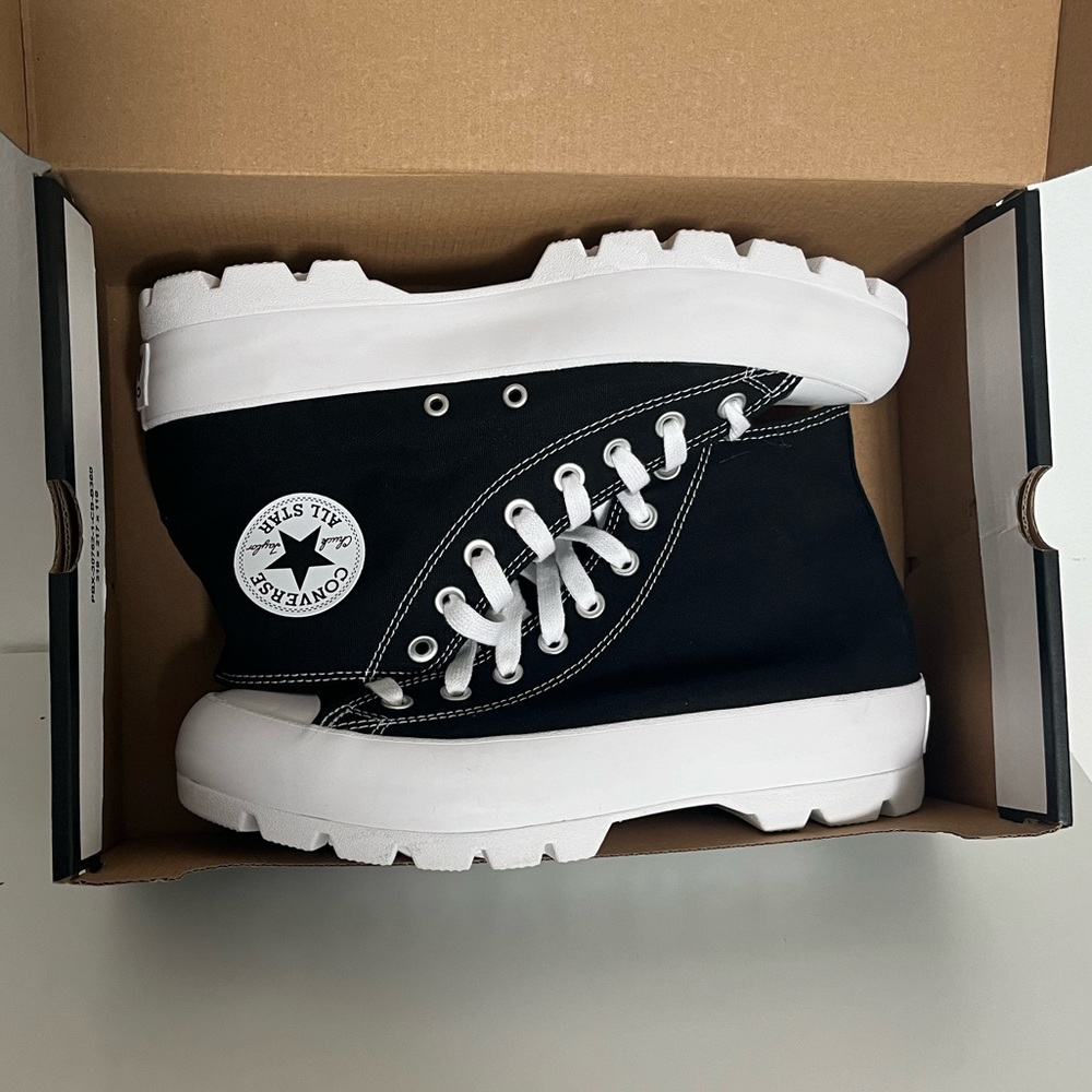 NEW in box Converse Women’s 10 CTAS Lugged HI